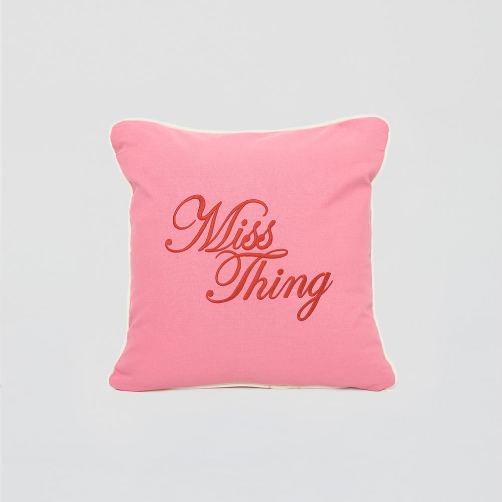 Funda de cojín rosa "Miss Thing"
